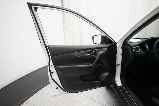 Photo of 2016 Glacier White Nissan Rogue