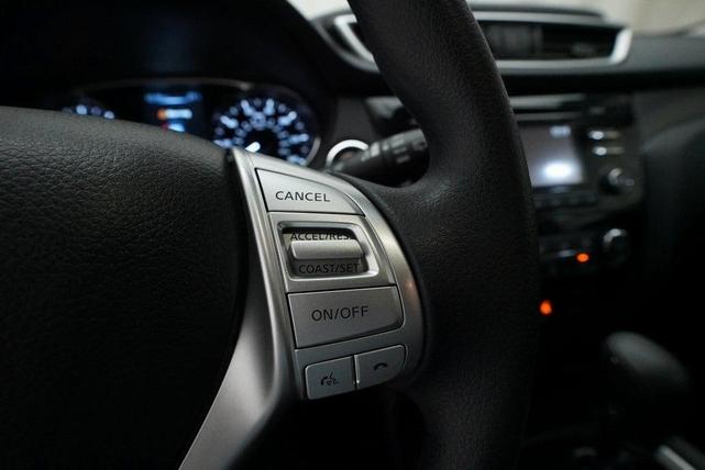 Photo of 2016 Glacier White Nissan Rogue