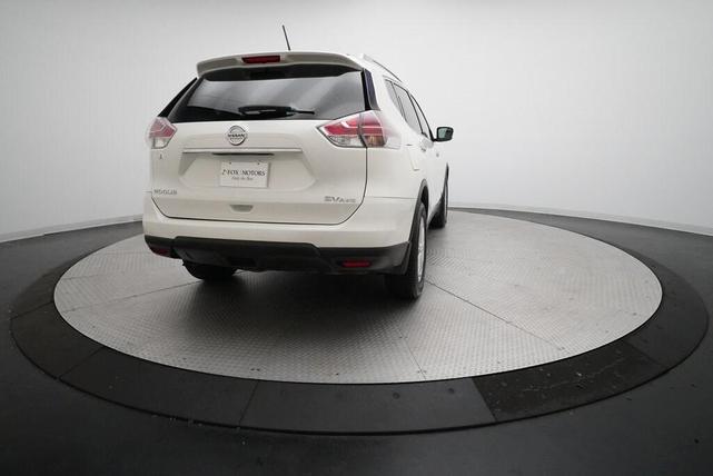 Photo of 2016 Glacier White Nissan Rogue