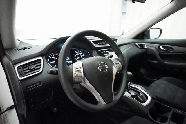 Photo of 2016 Glacier White Nissan Rogue