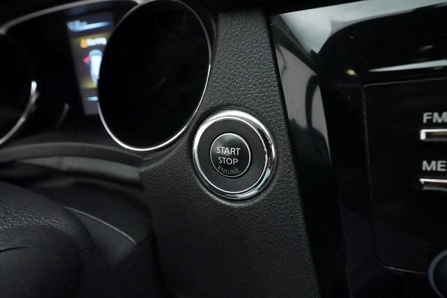 Photo of 2016 Glacier White Nissan Rogue