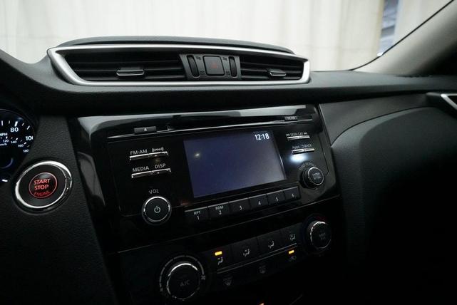 Photo of 2016 Glacier White Nissan Rogue