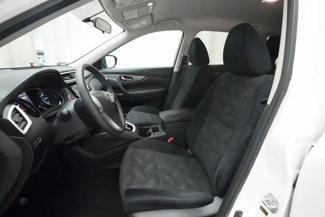 Photo of 2016 Glacier White Nissan Rogue
