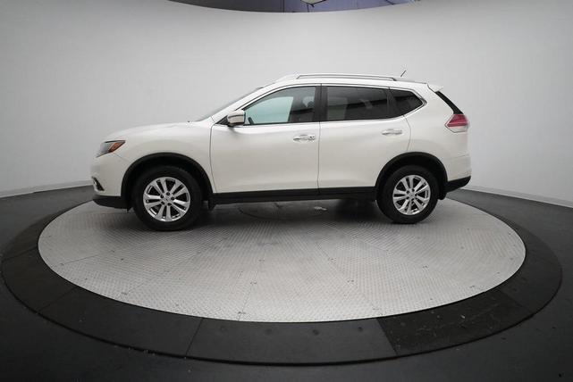Photo of 2016 Glacier White Nissan Rogue