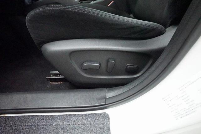 Photo of 2016 Glacier White Nissan Rogue