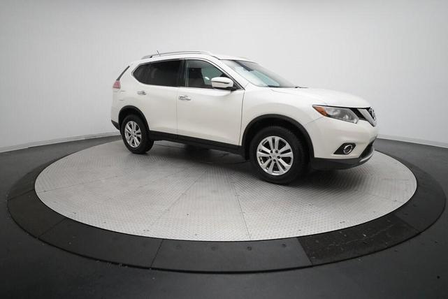 Photo of 2016 Glacier White Nissan Rogue