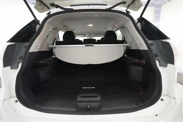 Photo of 2016 Glacier White Nissan Rogue