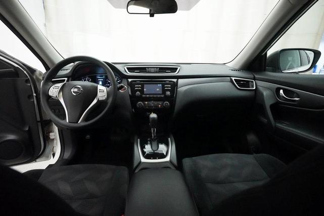 Photo of 2016 Glacier White Nissan Rogue
