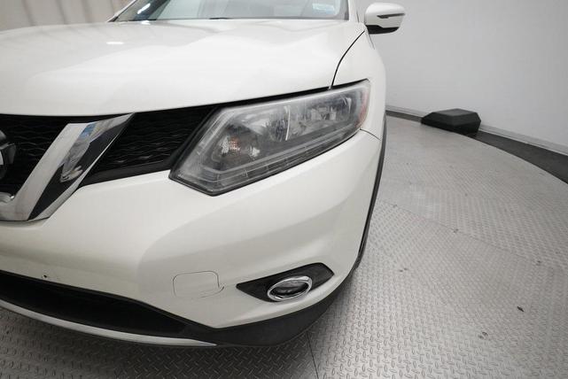Photo of 2016 Glacier White Nissan Rogue