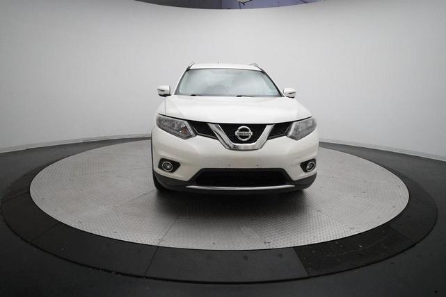 Photo of 2016 Glacier White Nissan Rogue