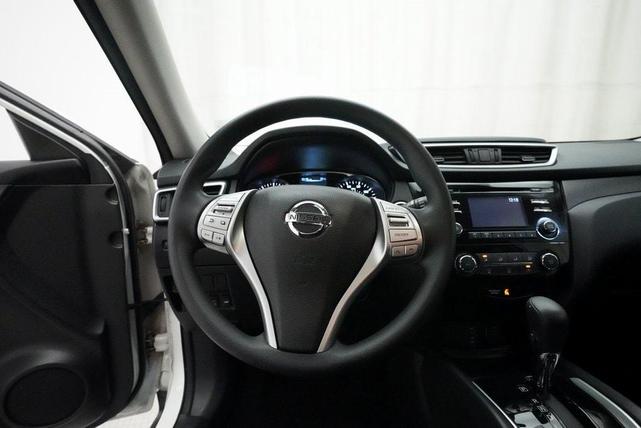 Photo of 2016 Glacier White Nissan Rogue