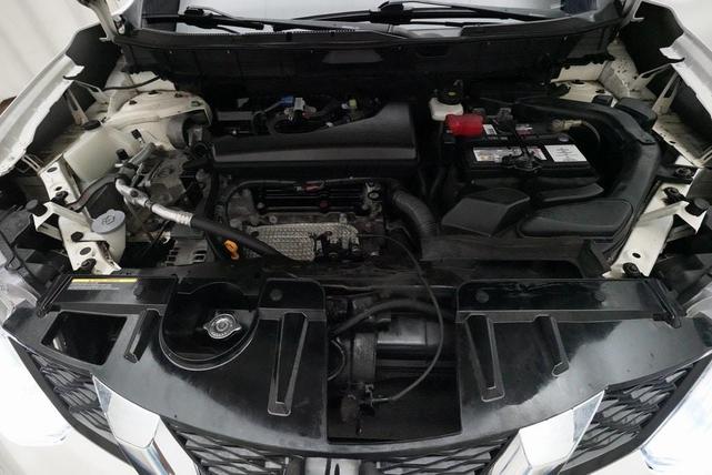 Photo of 2016 Glacier White Nissan Rogue