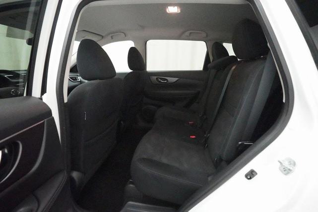 Photo of 2016 Glacier White Nissan Rogue