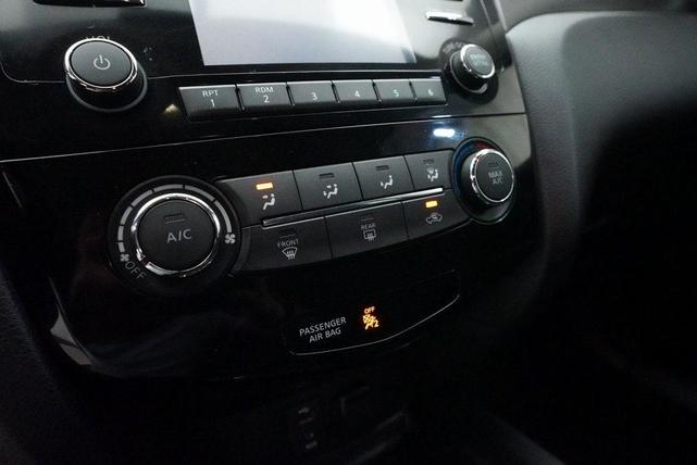 Photo of 2016 Glacier White Nissan Rogue