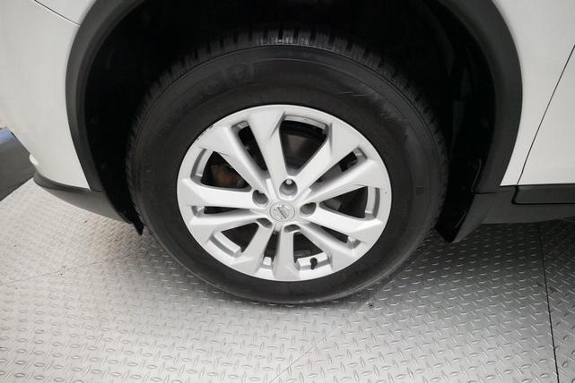 Photo of 2016 Glacier White Nissan Rogue