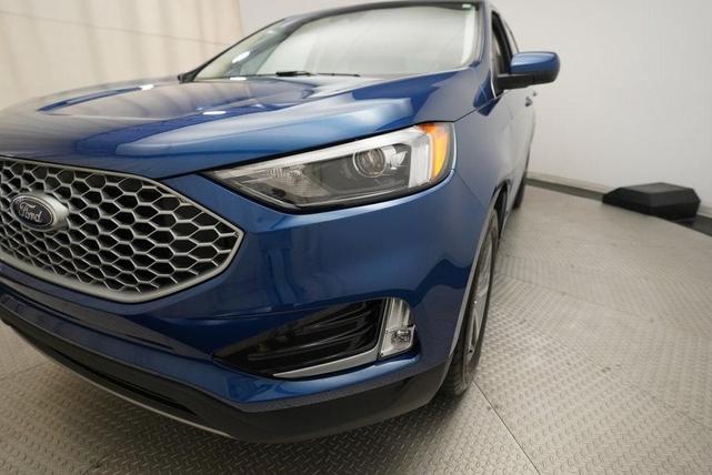 Photo of 2023 Atlas Blue Metallic Ford Edge