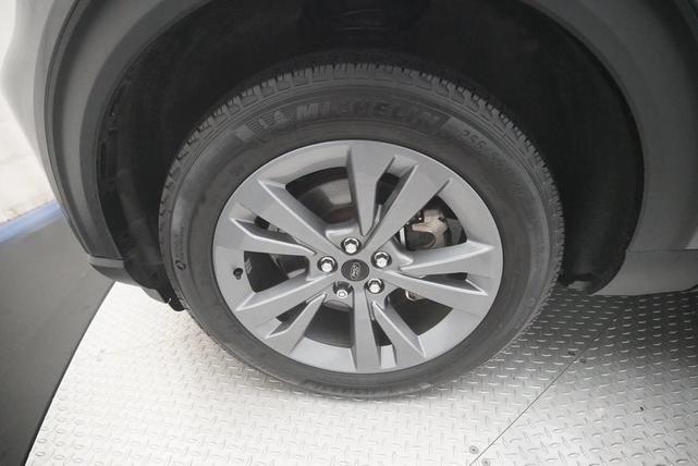 Photo of 2023 Carbonized Gray Metallic Ford Explorer