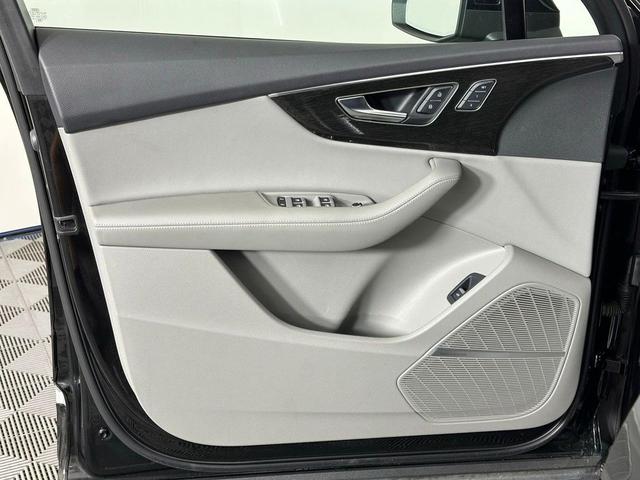 Photo of 2023 Mythos Black Metallic Audi Q7