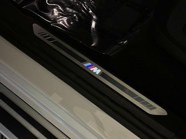 Photo of 2022 Mineral White Metallic BMW X7