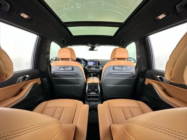 Photo of 2022 Mineral White Metallic BMW X7