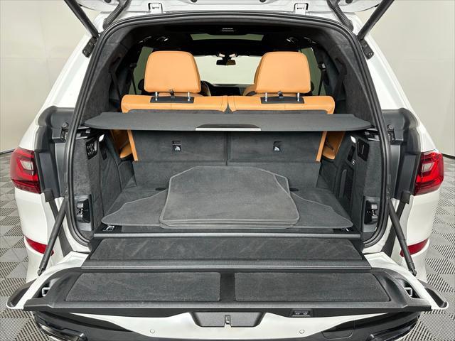 Photo of 2022 Mineral White Metallic BMW X7