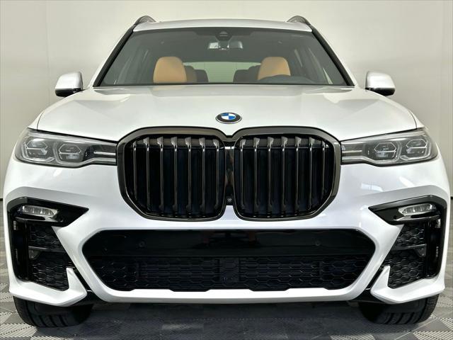Photo of 2022 Mineral White Metallic BMW X7