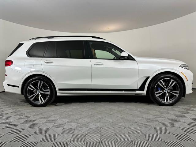 Photo of 2022 Mineral White Metallic BMW X7