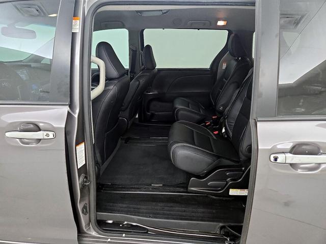 Photo of 2017 Gray Toyota Sienna