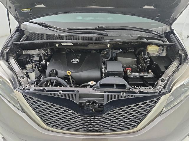Photo of 2017 Gray Toyota Sienna