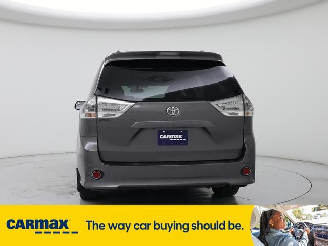 Photo of 2017 Gray Toyota Sienna