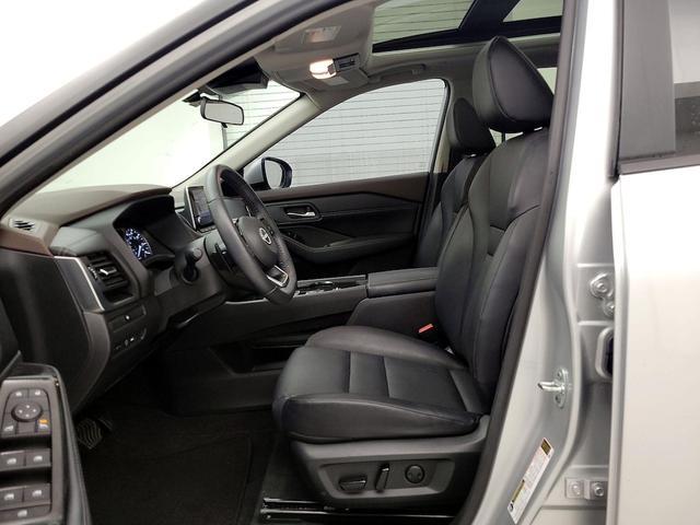 Photo of 2023 Silver Nissan Rogue