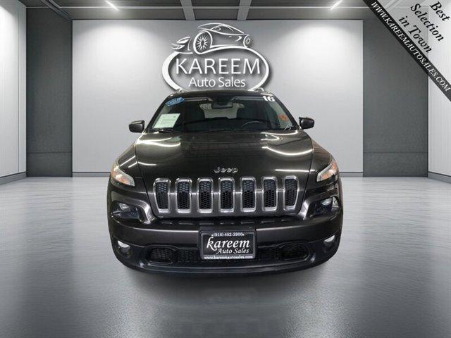 Photo of 2016 Granite Crystal Metallic Clearcoat Jeep Cherokee