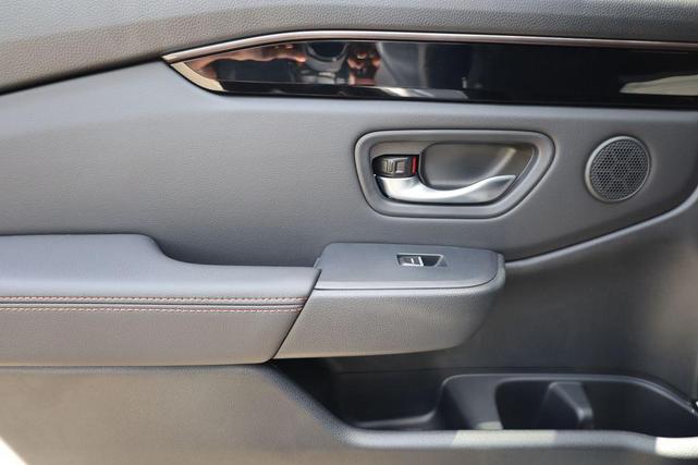 Photo of 2025 Gray Pearl Honda Pilot