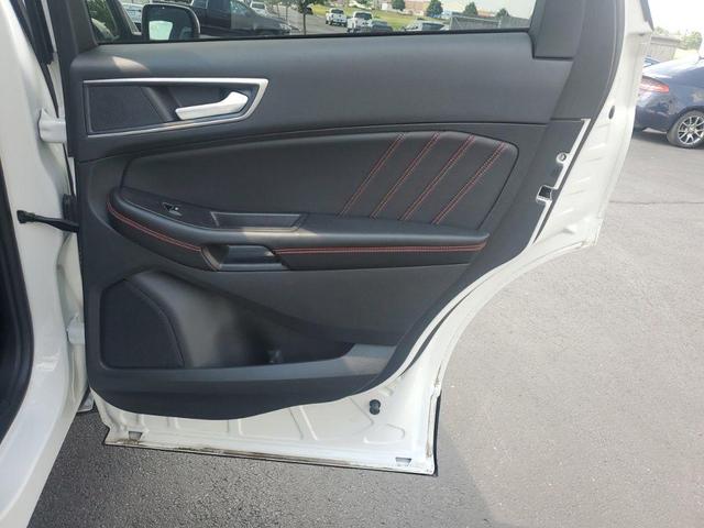 Photo of 2023 Star White Ford Edge