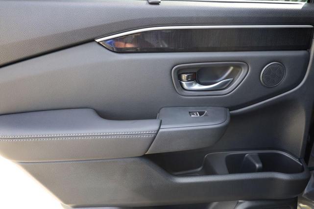 Photo of 2025 Platinum White Honda Pilot