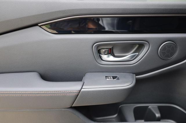 Photo of 2025 Platinum White Honda Pilot