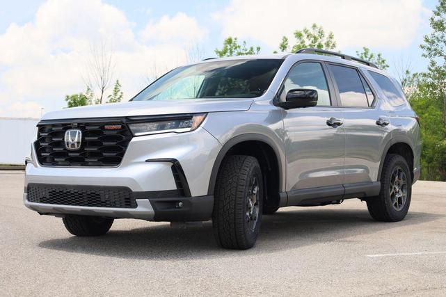 Photo of 2025 Silver Metallic Honda Pilot