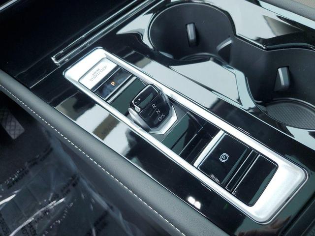 Photo of 2025 Opal White Pearl Volkswagen Atlas