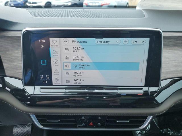 Photo of 2025 Opal White Pearl Volkswagen Atlas
