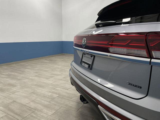 Photo of 2024 Silver Mist Metallic Volkswagen Atlas Cross Sport