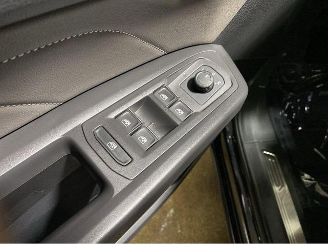 Photo of 2023 Deep Black Pearl Volkswagen Atlas Cross Sport