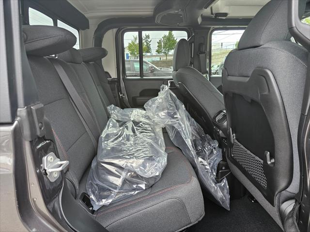 Photo of 2025 Granite Crystal Jeep Gladiator