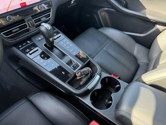 Photo of 2022 Blue Porsche Macan