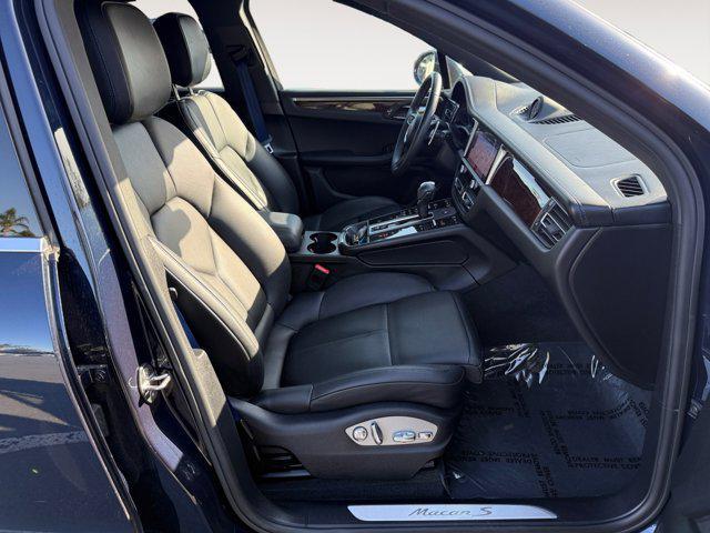 Photo of 2022 Blue Porsche Macan