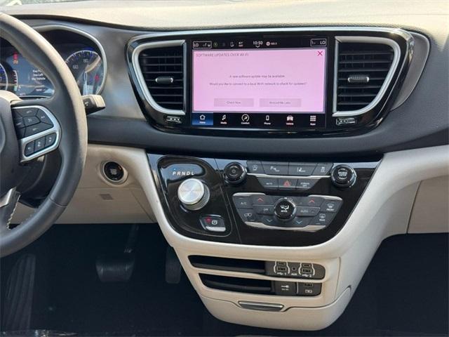 Photo of 2022 Ceramic Gray Clearcoat Chrysler Pacifica