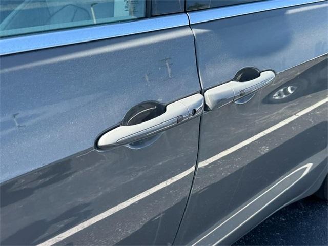 Photo of 2022 Ceramic Gray Clearcoat Chrysler Pacifica
