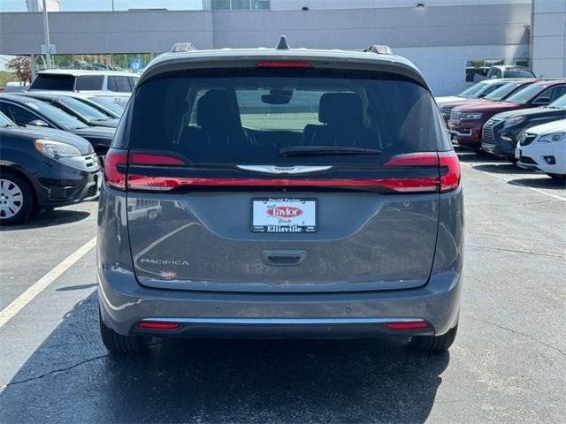 Photo of 2022 Ceramic Gray Clearcoat Chrysler Pacifica