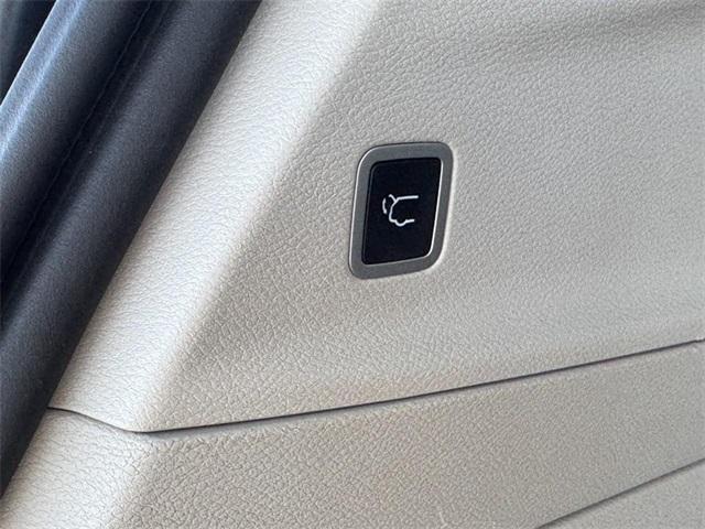 Photo of 2022 Ceramic Gray Clearcoat Chrysler Pacifica