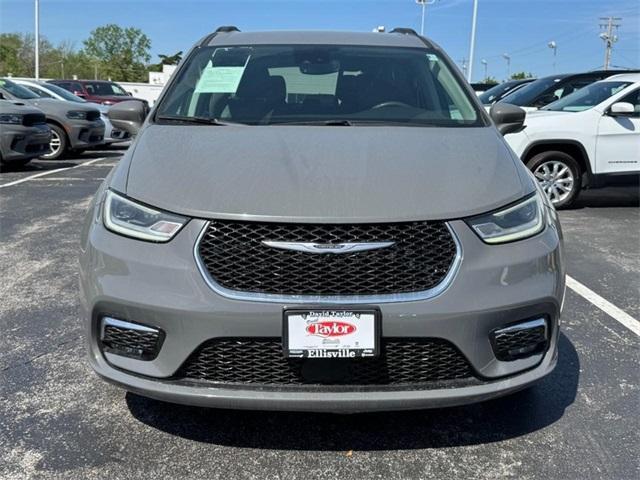 Photo of 2022 Ceramic Gray Clearcoat Chrysler Pacifica