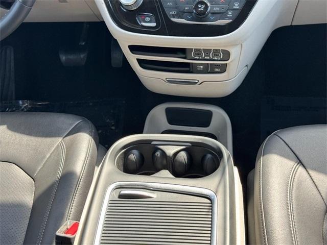 Photo of 2022 Ceramic Gray Clearcoat Chrysler Pacifica